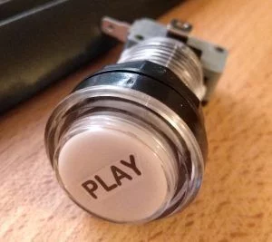 Play Button beschriftet